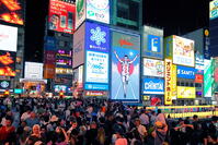 夏の夜の道頓堀のにぎわい [THI110053505]