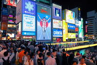 夏の夜の道頓堀のにぎわい [THI110053507]