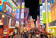 夏の夜の道頓堀のにぎわい [THI110053511]