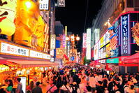 夏の夜の道頓堀のにぎわい [THI110053512]