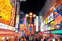 夏の夜の道頓堀のにぎわい [THI110053513]