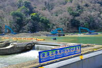 嵐山の渡月橋の上流の桂川の浚渫工事 [THI110053744]