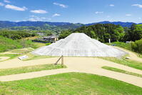 春の牽牛子塚古墳と明日香村の風景　奈良県　明日香村 [THI110053778]