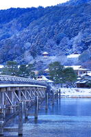 雪の朝の嵐山と渡月橋 [THI110053933]