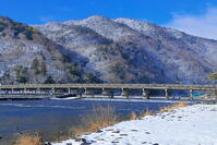 雪晴れの嵐山と渡月橋 [THI110053937]
