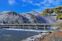 雪晴れの嵐山と渡月橋 [THI110053938]