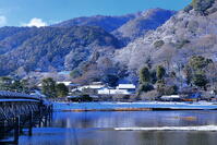 雪晴れの嵐山と渡月橋 [THI110053939]