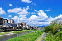夏の鴨川と納涼床 [THI110053940]