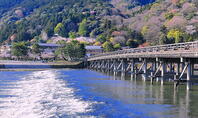 桜の咲く嵐山と渡月橋 [THI110054140]