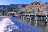 桜の咲く嵐山と渡月橋 [THI110054141]