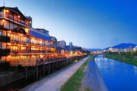 夏の鴨川畔の納涼床 [THI110054149]