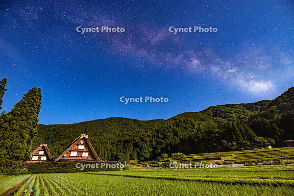 白川郷の夜景と天の川 [THI110048481]