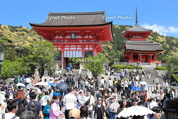 清水寺の仁王門前の参拝客 [THI110053158]