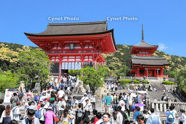 清水寺の仁王門前の参拝客 [THI110053163]