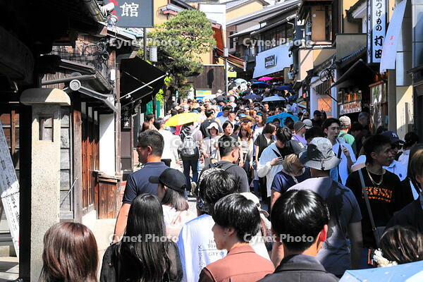 清水寺の参道のにぎわい [THI110053203]