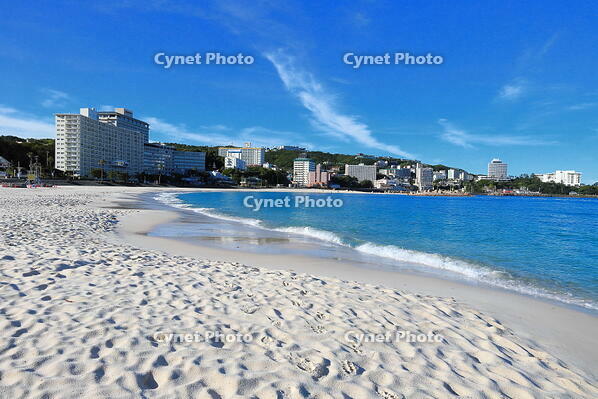 朝の白良浜海岸と白浜温泉街　 [THI110053280]