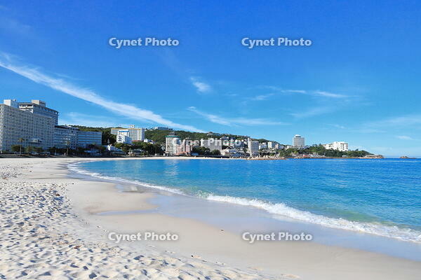朝の白良浜海岸と白浜温泉街　 [THI110053286]