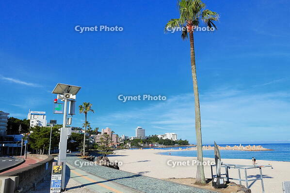 白良浜の地震津波の避難看板と緊急用のホーンスピーカー　 [THI110053288]