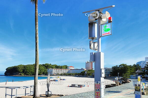 白良浜の地震津波の避難看板と緊急用のホーンスピーカー　 [THI110053289]