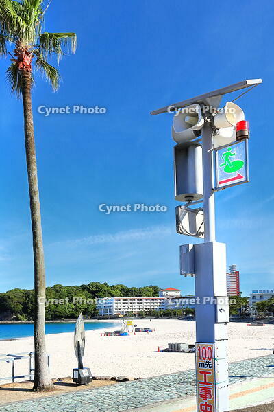 白良浜の地震津波の避難看板と緊急用のホーンスピーカー　 [THI110053290]