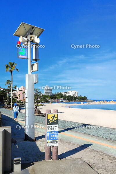 白良浜の地震津波の避難看板と緊急用のホーンスピーカー　 [THI110053292]