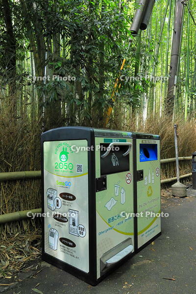 嵐山の竹林のスマートごみ箱 [THI110053310]