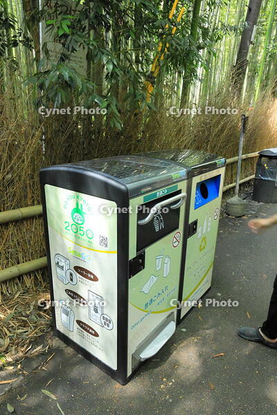 嵐山の竹林のスマートごみ箱 [THI110053316]