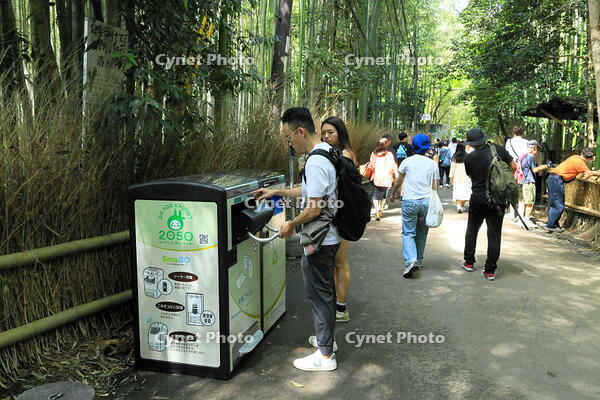 嵐山の竹林のスマートごみ箱 [THI110053323]