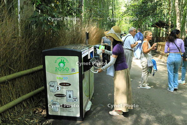 嵐山の竹林のスマートごみ箱 [THI110053327]