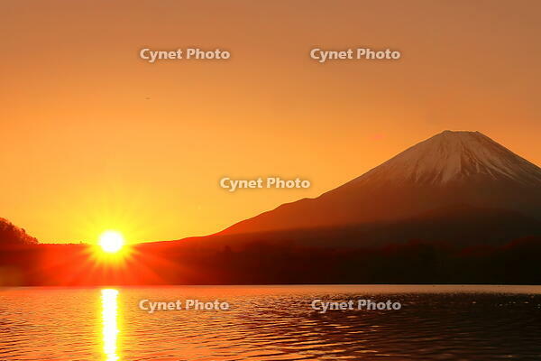 煌く太陽の昇る精進湖と冬の富士山　 [THI110053337]