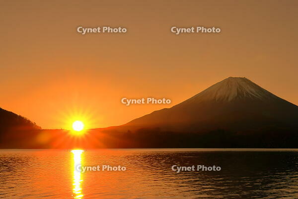 煌く太陽の昇る精進湖と冬の富士山　 [THI110053338]