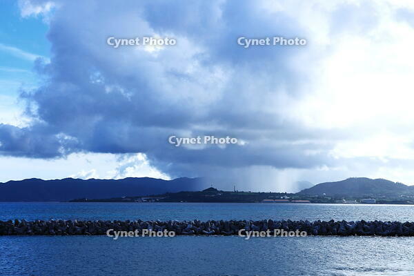 竹富島の竹富東港からの石垣島に降る雨柱　 [THI110053339]