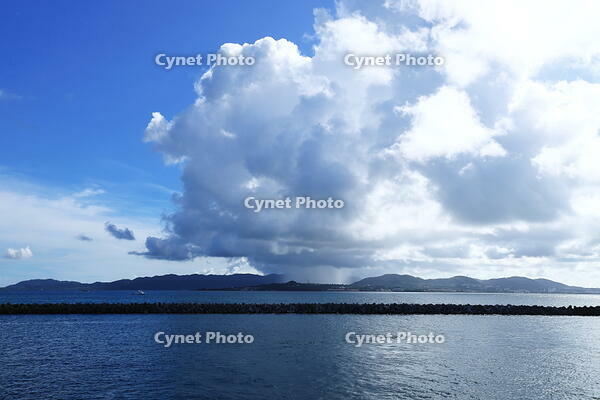 竹富島の竹富東港からの石垣島に降る雨柱　 [THI110053340]