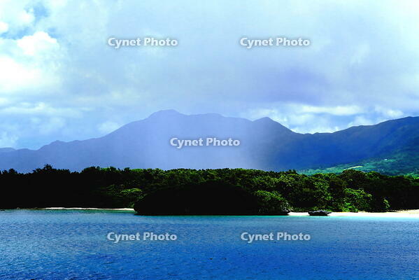 雨柱の通る川平湾　 [THI110053368]