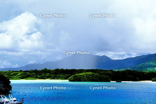 雨柱の通る川平湾　 [THI110053369]