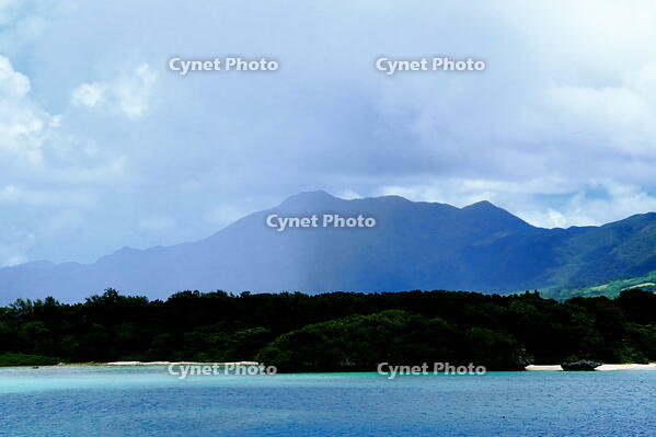雨柱の通る川平湾　 [THI110053370]