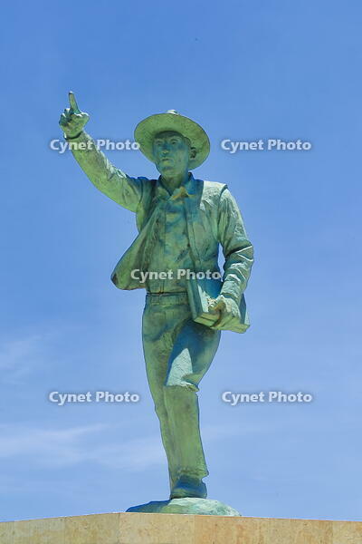 ジョン万次郎上陸之地の碑とジョン万次郎の銅像 [THI110053376]