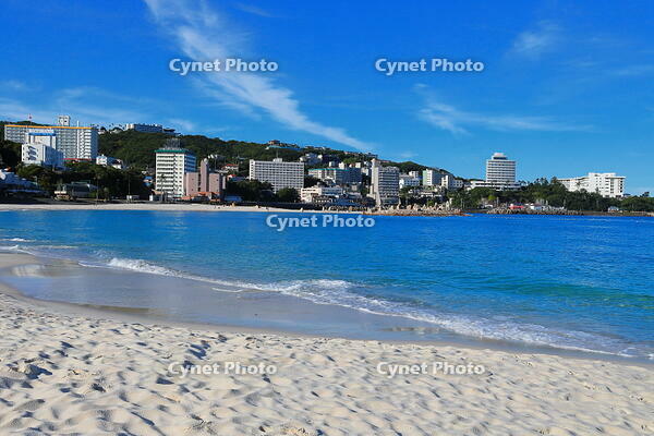 朝の白良浜海岸と白浜温泉街 [THI110053378]