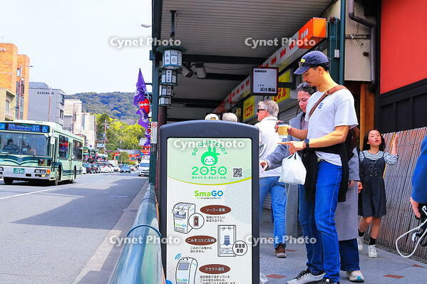 四条通に設置されたスマートゴミ箱 [THI110053396]