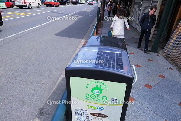 四条通に設置されたスマートゴミ箱 [THI110053399]