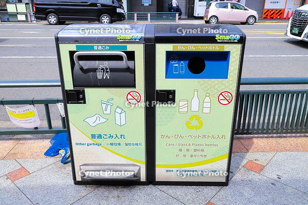 四条通に設置されたスマートゴミ箱 [THI110053403]