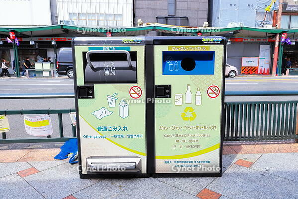 四条通に設置されたスマートゴミ箱 [THI110053404]