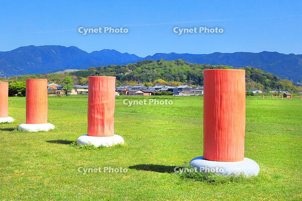 藤原宮跡の列柱と香具山 [THI110053442]