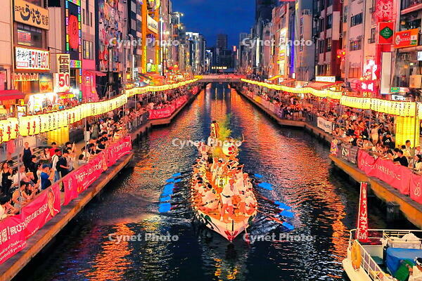 道頓堀川をゆく天神祭のどんどこ船 [THI110053479]