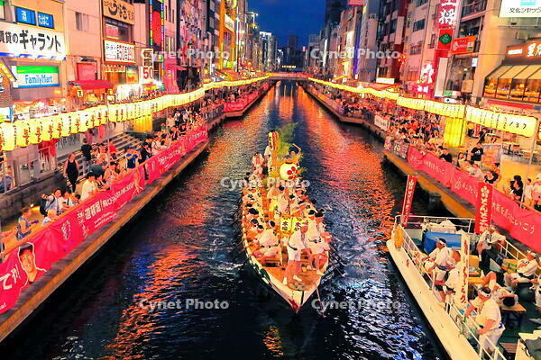 道頓堀川をゆく天神祭のどんどこ船 [THI110053480]