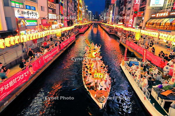 道頓堀川をゆく天神祭のどんどこ船 [THI110053481]