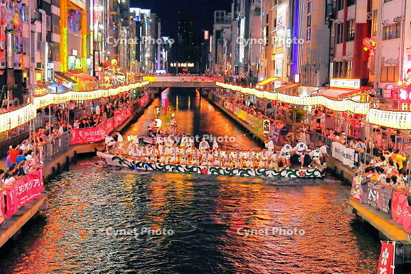 道頓堀川をゆく天神祭のどんどこ船 [THI110053493]