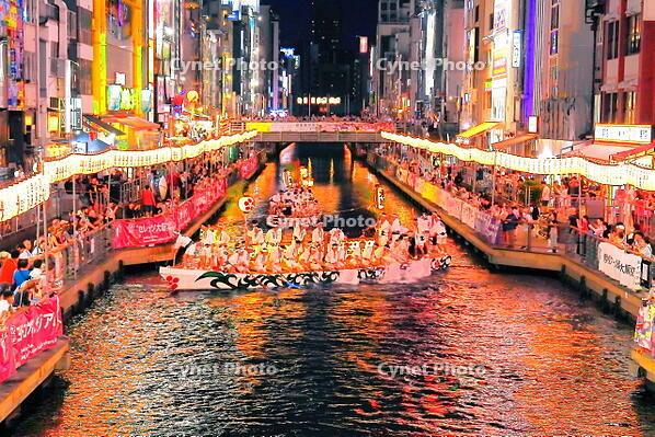 道頓堀川をゆく天神祭のどんどこ船 [THI110053495]
