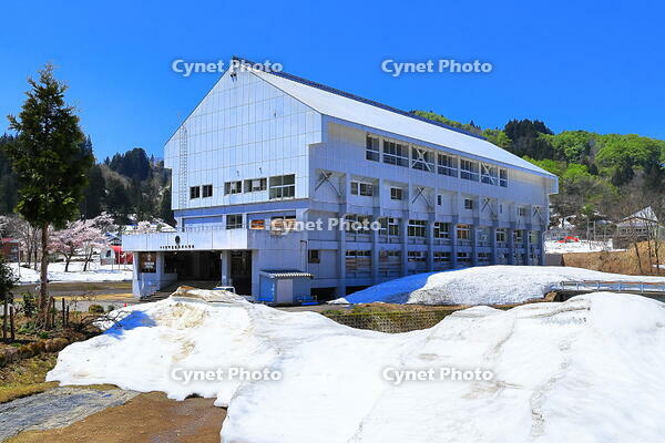 豪雪地区の室野の旧奴奈川小学校の校舎の急角度の屋根 [THI110053497]