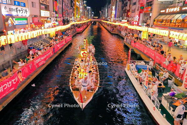 道頓堀川をゆく天神祭のどんどこ船 [THI110053501]